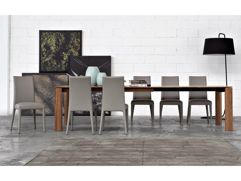 Omnia extendable store dining table